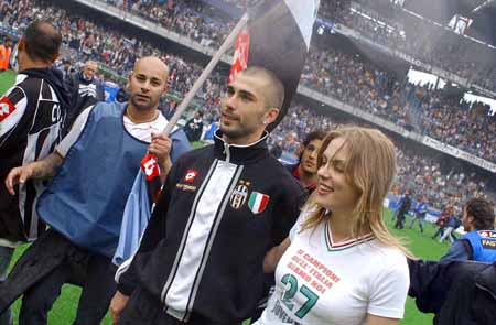 荷兰日本交锋史：荷兰2胜1平保持不败，南非世界杯斯内德制胜（荷兰对日本往绩占优：2胜1平不败，南非世界杯斯内德打进制胜球）