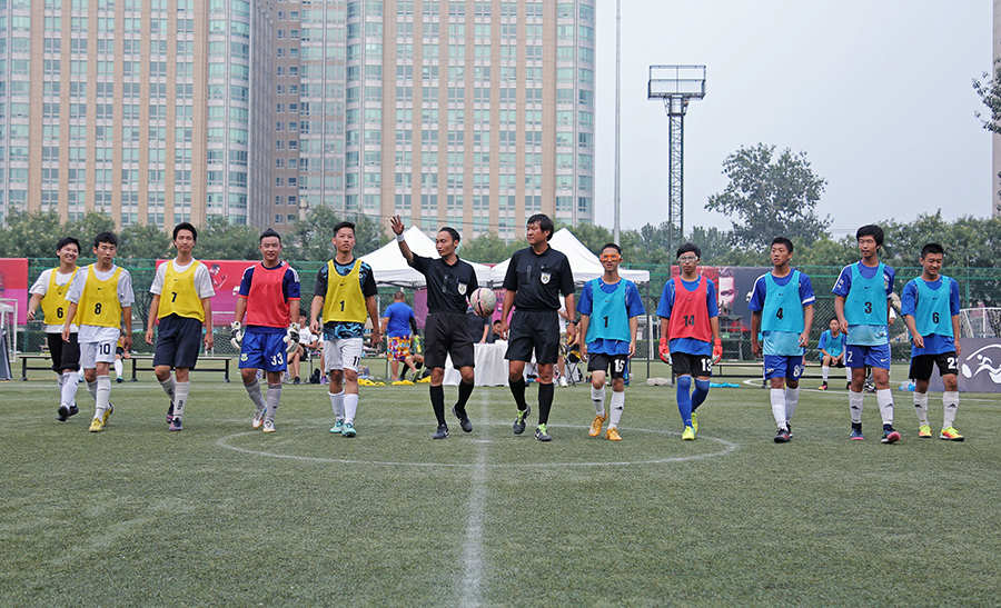 足球英超领头羊遭遇伤病危机，后卫告急（英超榜首队遭伤病潮侵袭，后防线告急）