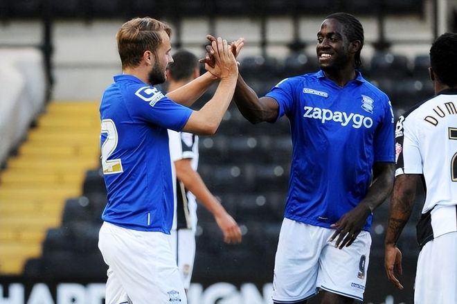 巴萨的丢球方式总是千篇一律…前锋速度也不用特别快，克纳夫这次只有32km／h（巴萨丢球千篇一律：前锋无需很快，克纳夫此役仅32km／h）