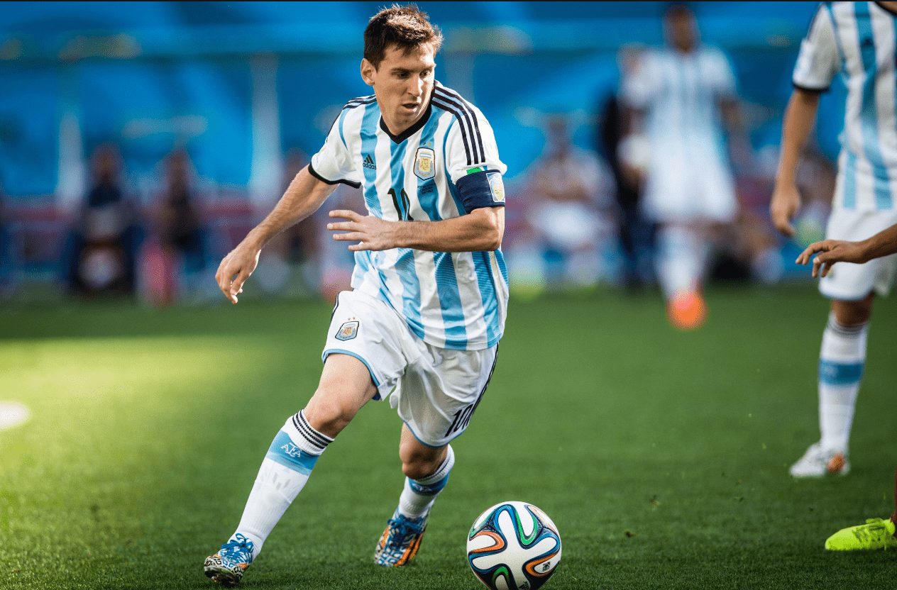 库蒂尼奥为小儿子庆祝生日，一家人身穿他效力过球队的球衣（库蒂尼奥为幼子庆生，全家齐穿他曾效力球队球衣）