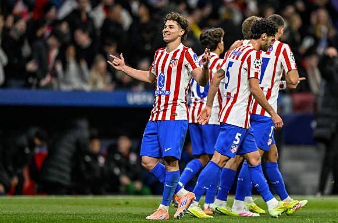 每体：巴萨上周六和莱万经纪人进行了会谈，后者希望再留一年（每体：巴萨周六与莱万经纪人会谈，对方希望其再留队一年）