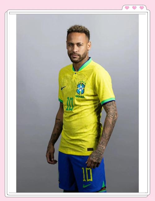 德转评年度最佳右边锋：杜埃、奥利塞、萨拉赫、亚马尔入围（德转年度最佳右边锋候选出炉：萨拉赫、奥利塞、杜埃、亚马尔上榜）